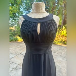 Sangria Women’s Sleeveless Keyhole Pleated Maxi Dress With Built In Bra.  Size 6